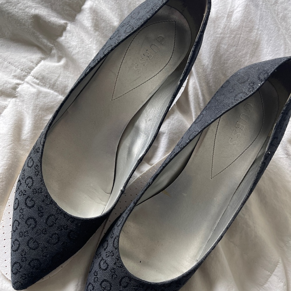 Navy Guess pointed toe kitten heels